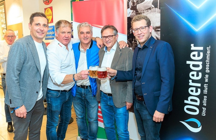 Verkaufsleiter Gerd Bernd Lang (2. v. li.) und Geschäftsführer Andreas Obereder (rechts) konnten beim "Obereder-Castrol Schweizerhaus"-Closing zahlreiche Gäste begrüßen. © LEADERSNET/Felten