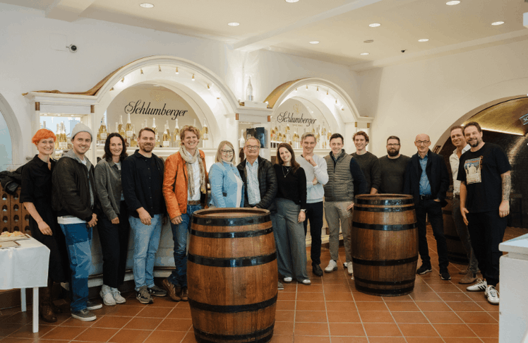 V.l.n.r.: Michèle Metz (Schlumberger), Max Trabitsch (Weingut Jurtschitsch), Anna Lex (Harkamp), Markus Altenburger, Michael Malat, Aurore Jeudy (Schlumberger), Schorschi Grhos (Wieninger), Christina Hugl, Erich Polz Jr., Moritz Pleifer (Weingut Bründlmayer), Markus Moser (Vitikultur Moser), Manfred Gröbel (Loimer), Thomas Klinger (Weingut Bründlmayer), Florian Czink (Schlumberger) und Michael Pöcheim-Pech (Kalk & Kegel) © Phil Lihotzky/Michi Kink