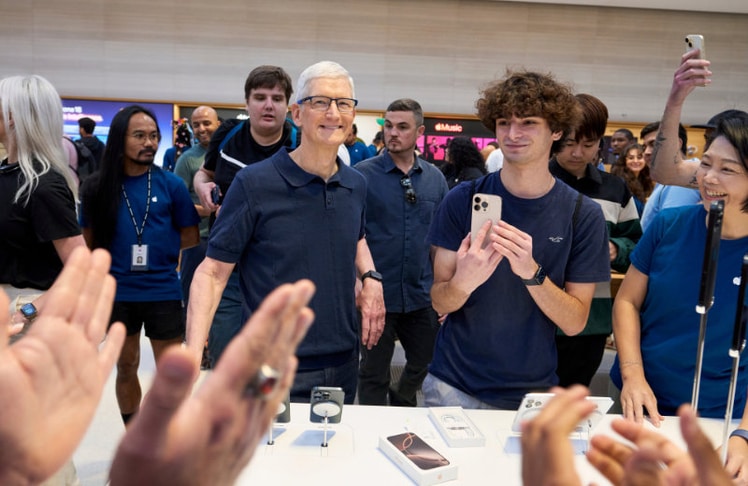 Apple-Chef Tim Cook mit den ersten Kund:innen beim Verkaufsstart des iPhone 16 im Flagship-Store in der Fifth Avenue in New York City © Apple Inc.