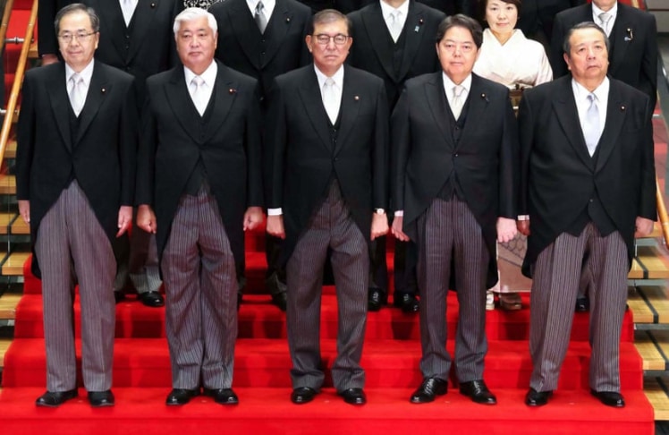 Konkret geht es um die Herren in der ersten Reihe, deren Hosen digital glattgebügelt wurden © Japan Prime Minister's Office Website