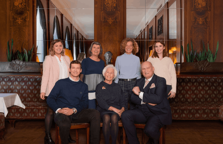 V.l.n.r.: Karoline Klezl, Ferdinand Querfeld, Andrea Winkler, Anita Querfeld, Irmgard Querfeld, Berndt Querfeld und Elisabeth Querfeld © Axel Lang Photo