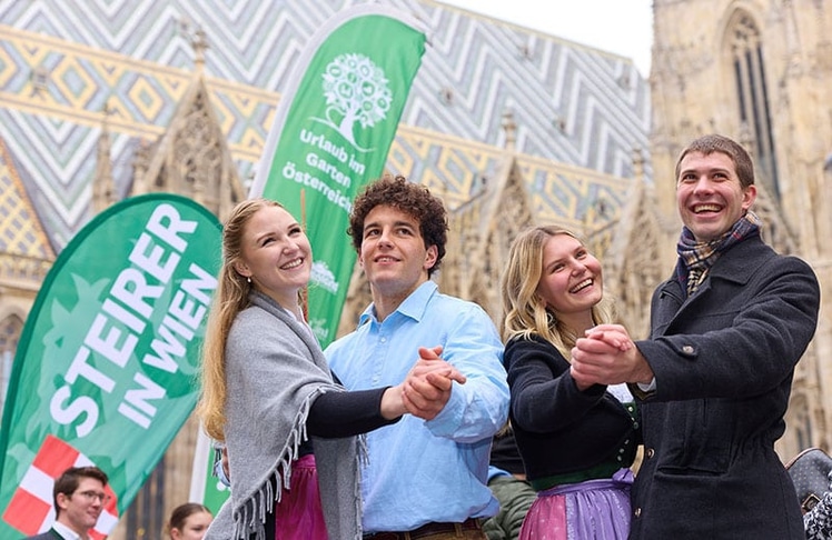 Bei zünftigem Schuhplatteln und steirischer Polka feierten Passanten, Vereinsmitglieder und Touristen am Stephansplatz pünktlich um 11:11 Uhr den Faschingsbeginn und damit den Start der Ballsaison in Wien. ©Ludwig Schedl