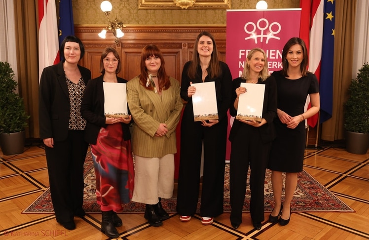 V.l.n.r.: Vorsitzende des Frauennetzwerks Medien Martina Madner, Preisträger des Wiener Preis für journalistische Innovation BAIT-Chefredakteurin Ines Holzmüller und BAIT-Redakteurin Iris Strasser, Jungjournalistinnenpreisträgerin Daniela Breščaković vom Nachrichtenmagazin Profil, Wiener Journalistinnenpreisträgerin Chronik-Chefreporterin vom Nachrichtensender PULS 24 Magdalena Punz, Vorsitzende des Frauennetzwerks Medien Alexandra Maritza Wachter
