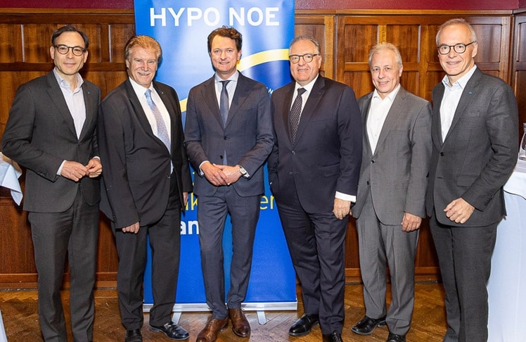 V.l.n.r.: Markus Pieringer, Bereichsleiter Hypo NOE, Manfred Seyringer, Leiter Strukturierung & Produkte Hypo NOE, Gabriel Hirner, CFO Pewag Group, Helmut Pernkopf Vorstand OeKB, Wolfgang Pietsch, Abteilungsleiter Export Finance OeKB, und Wolfgang Viehauser Sprecher des Vorstands Hypo NOE