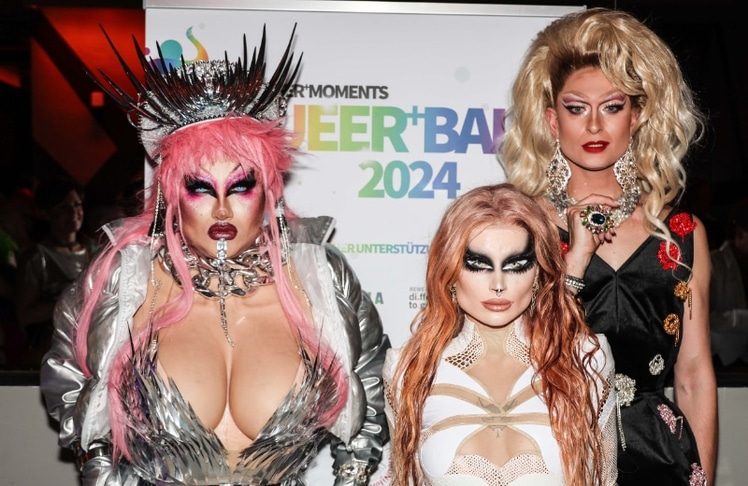 Der Queer Ball strotzte traditionell vor extravaganten, ausgefallenen und bunten Outfits, wie etwa diese von (v.l.n.r.) Maximilian Mateo, Pandora Nox und Candy Licious