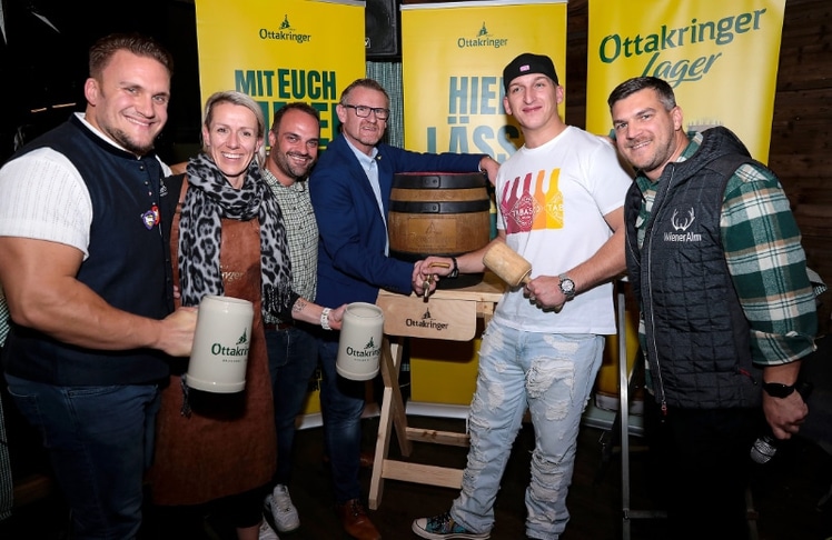 V.l.n.r.: "Strong Man" Matthias Göth, Kick-Box Weltmeisterin Nicole Trimmel, Kesch-CEO Lukas Schütz, Franz Balazs (Ottakringer), Influencer Satans Bratan und Rene Leist-Nemeth (Kesch) beim traditionellen Bieranstich