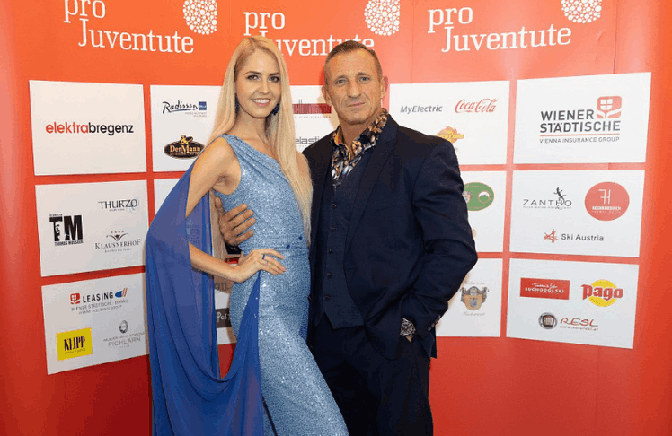 Model und Sängerin Beatrice Turin gemeinsam mit Daniel Craig Double Max Fraisl