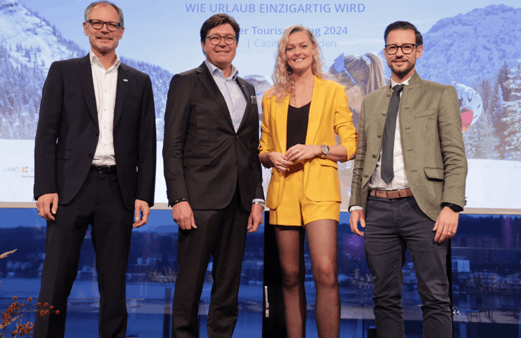 V.l.n.r.: Kärnten Werbung Geschäftsführer Klaus Ehrenbrandtner, Josef Petritsch, Obmann Sparte Tourismus- und Freizeitwirtschaft in der WKK, Keynote Speakerin Miriam Höller, Tourismuslandesrat Sebastian Schuschnig © Dietmar Wajand