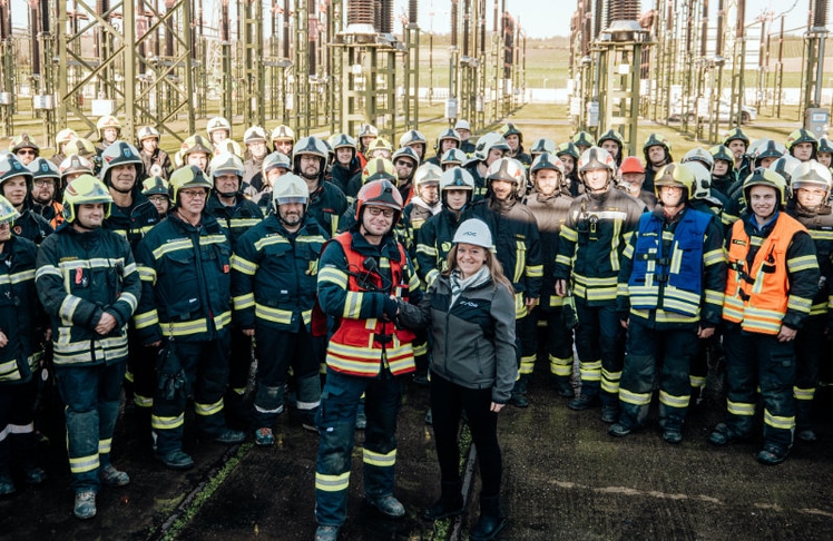 In der Mitte vorne: Feuerwehrkommandant (FF Sarasdorf) Jochen Spitzhüttl und Sabrina Liebetegger, Leiterin APG-Betriebsregionen, mit den teilnehmenden Feuerwehrfrauen und -männern © APG/Niklas Stadler