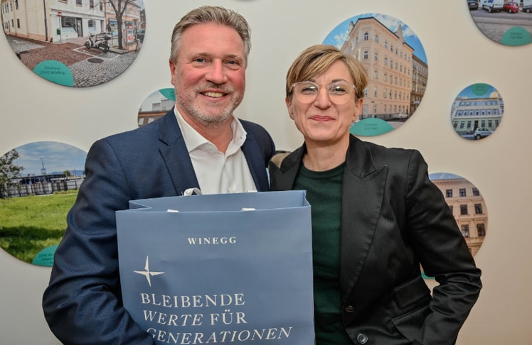 Thomas Gruber bekam von Sabine Treibenreif ein Geschenk überreicht © LEADERSNET/V. Greabu