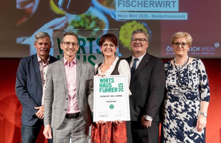 V.l.n.r.: Klaus Egle (Herausgeber Wirtshausführer), Franz und Anneliese Harthaller (Fischerwirt Ernsthofen, Niederösterreich-Gewinner "Wirtshausführer Weinwirte 2025"), Chris Yorke (Geschäftsführer Österreich Wein) und Ulrike Hager (Leitung Heimmarkt Österreich Wein)