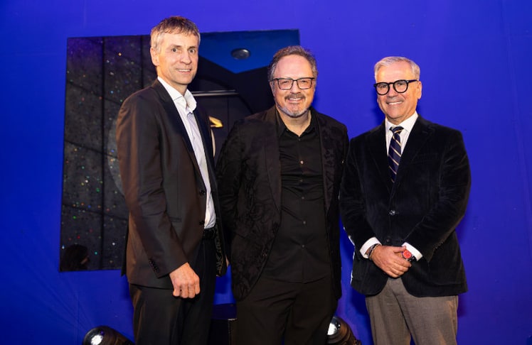 V.l.n.r.: Stefan Isser (Managing Director Swarovski Kristallwelten), Medienkünstler Rafael Lozano-Hemmer und Alexis Nasard (CEO Swarovski) freuen sich über die Eröffnung der beiden neuen Wunderkammern © Swarovski Kristallwelten