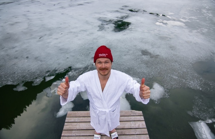 Schauspieler und Kabarettist Maximilian Ratzenböck zeigt, dass Österreichs Wintersportorte auch abseits der Piste viel zu bieten haben – so etwa das Eisbaden © Österreich Werbung / Sebastian Somloi, SOVISO