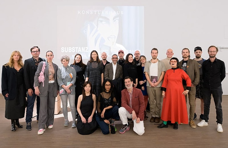 Gruppenfoto mit den Künstler:innen von "Substanz" sowie Tanja Prušnik (Präsidentin Künstlerhaus Vereinigung), Günther Oberhollenzer (künstlerischer Leiter), Christian Bazant-Hegemark und Esther Hladik (Kurator:in) © Joanna Pianka / www.esel.at