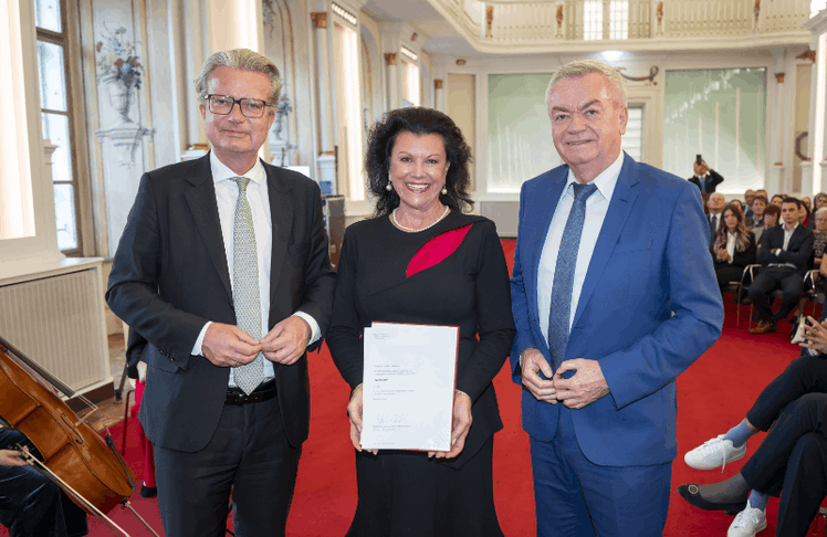 LH Christopher Drexler (l.) und LH-Stv. Anton Lang (r.) überreichten die Auszeichnung der Republik Österreich (Berufstitel Professorin) an Anita Frauwallner
© Land Steiermark/ Foto Fischer