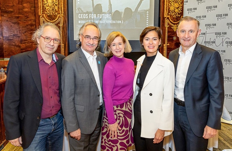 V.l.n.r.: Christian Baumgartner, Umfrageleiter & Professor für Nachhaltigen Tourismus Fachhochschule Graubünden, Karl Kienzl, Obmann von CEOs for Future, Birgit Kraft-Kinz, CEOs for Future Obmann-Stellvertreterin, Silvia Angelo, Vorstandsmitglied ÖBB-Infrastruktur AG und Peter Weinelt, Generaldirektor Wiener Stadtwerke. © LEADERSNET/C. Mikes © LEADERSNET/C. Mikes