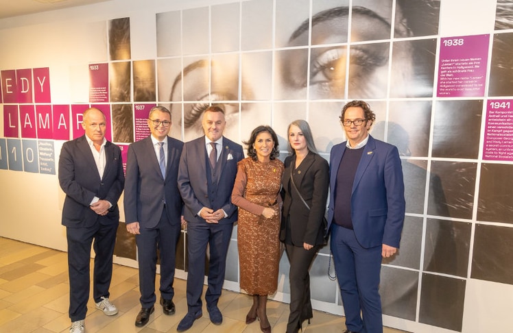 V.l.n.r.: Stefan Fuhrer (Ausstellungsgestalter), Alexander Palma (Leitung Sektion Kulturelles Erbe BM für Arbeit und Wirtschaft), Klaus Panholzer (CEO Schönbrunn Group), Danielle Spera (Kuratorin der Sonderausstellung), Petra Reiner (Leitung Möbelmuseum Wien) und Markus Reiter (Bezirksvorsteher Neubau) © LEADERSNET/C. Mikes