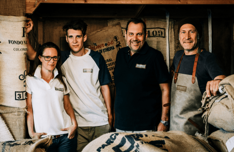 Die Röstfamilie besteht aus Doris, der Orginatorin, dem Barista Max, Geschäftsführer Oliver und Nandy, dem Röstmeister.© Lisi Lehner Fotografie