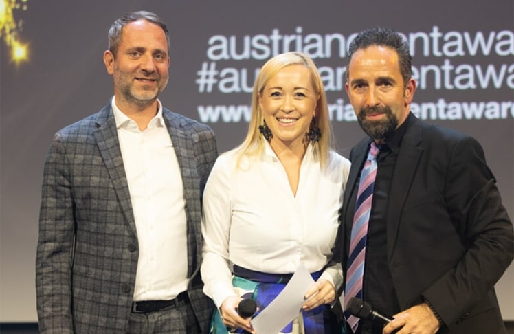 Freudebringer-GF Niko Pabst, Moderatorin Sabine Kronberger und AEA-Owner Christoph Berndl bei der Edition 2023 am 16. April 2024 im Design Center Linz © LEADERSNET/C. Holzinger