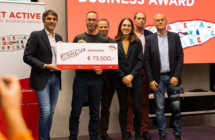 1. Platz "PATHfindr" (v.l.n.r.): Fabio Cella (Coca-Cola Österreich), Michael Kass-Buchberger (PATHfindr), Philipp Bodzenta (Coca-Cola Österreich), Melanie Raidl (DerStandard), Christian Horak (EY Parthenon) und Michael Meyer (WU Wien)