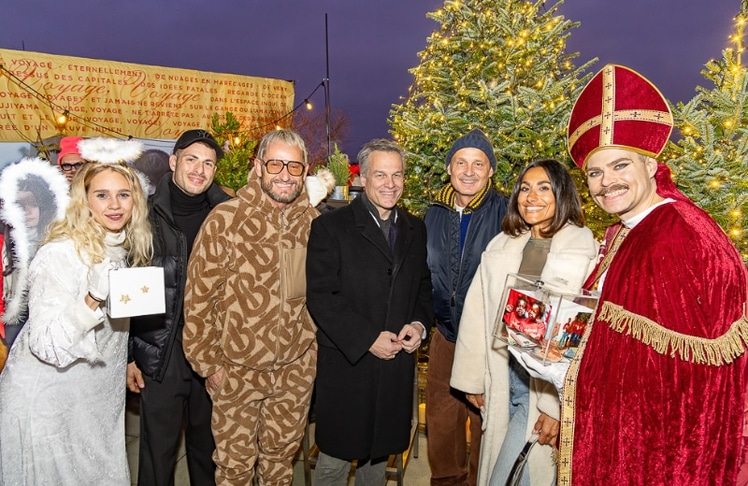 V.l.n.r.: Schauspieler Max Ortner, Künstler Franz Josef Baur, TV-Moderator Tarek Leitner, Initiator und "Motto"-Gastronom Bernd Schlacher und Sängerin Samira Dadashi mit dem Christkind und dem Nikolaus