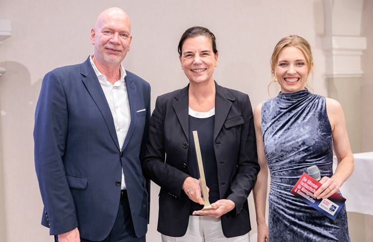 Christiane Wenckheim (Mitte) erhielt den erstmals verliehenen Special Award "Business Icon of the Year“ (im Bild mit FHWien-Geschäftsführer Michael Heritsch und Moderatorin Madeleine Gromann) © Alexander Müller