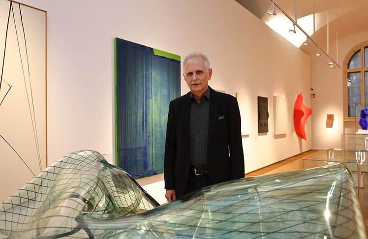 Günther Holler-Schuster hat die Ausstellung "Selection" kuratiert (im Vordergrund eine Arbeit von Hans Kupelwieser) © Universalmuseum Joanneum/J.J. Kucek, Bildrecht Wien, 2024