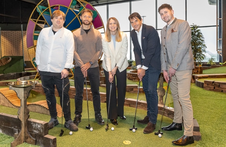 V.l.n.r.: Thomas Beinhardt und Dimitriy Klinchev (Elite Experience), Verena Haller (Unibail-Rodamco-Westfield), Gerhard Drobits und Lukas Beinschab (Elite Experience) präsentierten die neue Mini-Golf-Anlage