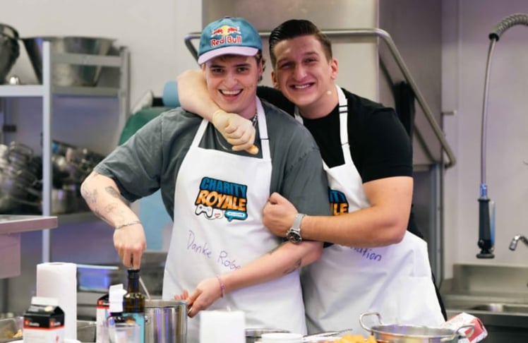 Twitch-Star Veni aka Rafael Eisler (l.) und Comedian Satansbratan beim Koch-Event in der HLTWXIII Bergheidengasse, das Teil des Charity-Projekts war