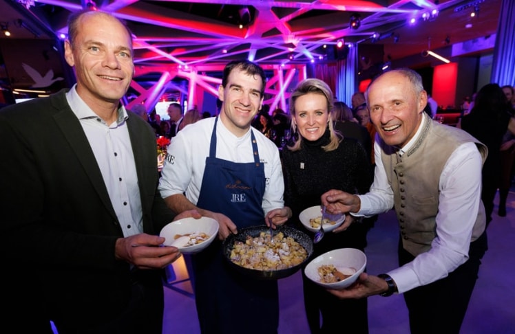 V.l.n.r.: Weltmeister Michael Walchhofer mit Gourmetkoch Andreas Herbst sowie Doppelweltmeisterin Alexandra Meissnitzer und SalzburgerLand Tourismus-Geschäftsführer Leo Bauernberger