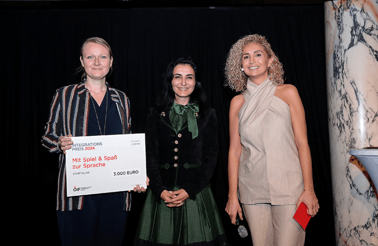 V.l.n.r.: Janine Fischer (Geschäftsführerin und Leitung Verein "Startklar"), Hatice Gruber-Tschida (Geschäftsführerin Österreich Institut) und Moderatorin Eser Akbaba 
