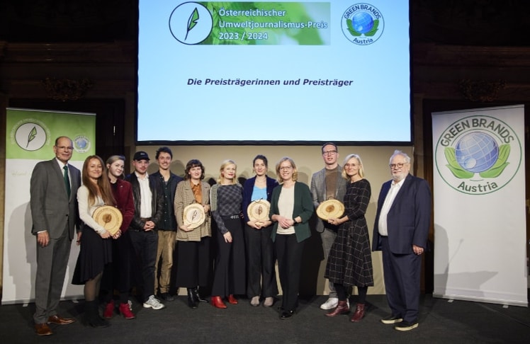 Die Preisträger:innen mit dem Jury-Vorsitzenden Fred Turnheim, Internationales Institut für Medien (rechts), Klimaschutzministerin Leonore Gewessler, Schirmherrin des Preises (4. von rechts), und Norbert Lux (links), Gründer der Green Brands Organisation, die den Preis seit 2019 verleiht