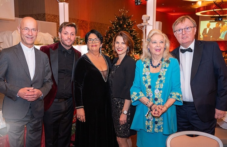 V.l.n.r.: Dompfarrer Toni Faber, Peter Schaider jun. mit Mutter Ines Schaider, Nationalratsabgeordnete Karoline Edtstadler, Sängerin Birgit Sarata und Jubilar Peter Schaider sen.