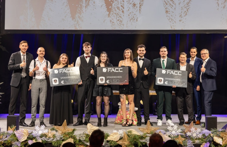 Robert Machtlinger (rechts) mit dem Future Team der FACC © FACC/Rambossek