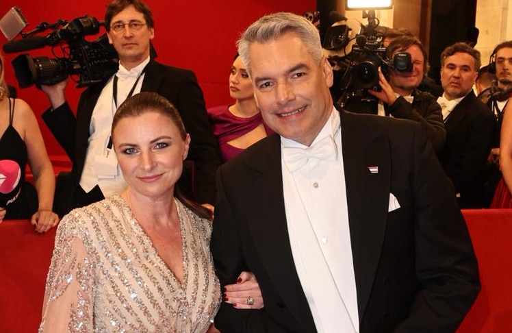 Katharina und Karl Nehammer am Opernball 2024 © LEADERSNET/C. Mikes