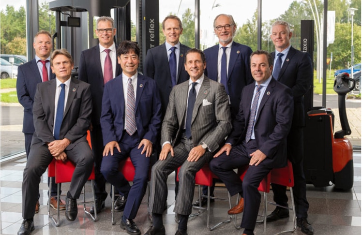 V.l.n.r. (Reihe hinten): Niclas Sternerup, SVP R&D, Patric Hed, SVP Logistics Solutions, Per Fyrenius, SVP Corporate Development, Peter Damberg, SVP Human Resources, Lars Hägerborg, SVP Finance.
Reihe vorne: Kristian Björkman, SVP Supply Operations, Toro Suzuki, Chair Executive Coordinator, Ernesto Dominguez, President und Ralph Cox, SVP Market Operations © Toyota Material Handling