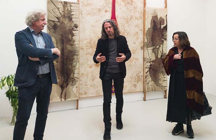 Gemeinsam auf den Spuren von Hermann Nitsch: v.l.n.r.: Galererist Gerhard Sommer, Kunsthistoriker Roman Grabner und Rita Nitsch, die Witwe des 2022 verstorbenen Künstlers. ©Galerie Sommer