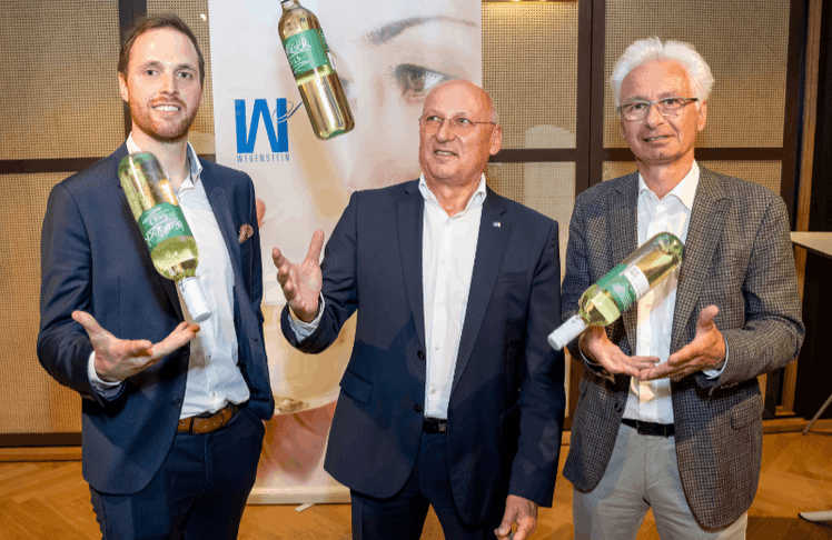 V.l.n.r.: Christoph Fingerlos, Weinkellerei Wegenstein Herbert Toifl, Geschäftsführer Weinkellerei Wegenstein und Werner Rosenberger, ALPLA Sales Director Austria
© REWE/Robert Harson