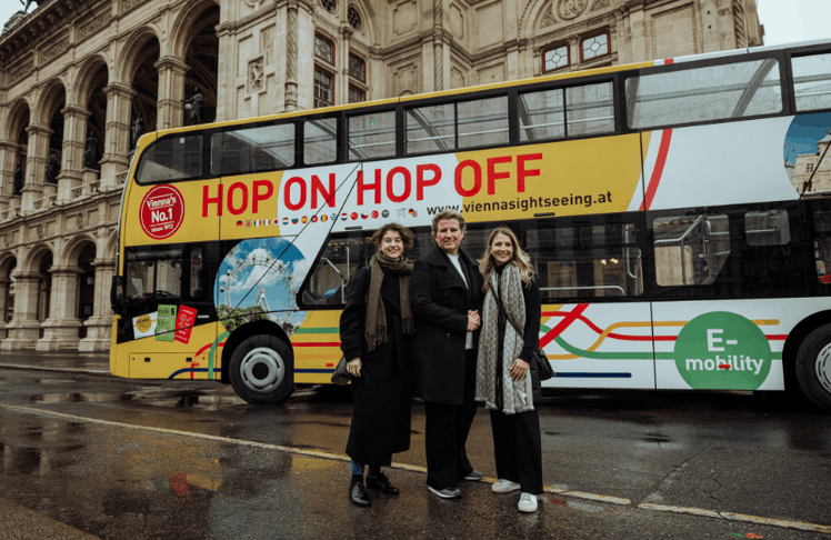 V.l.n.r.: Lara Hoppe (Junior Consultant Unique relations), Lisa Frühbauer (GF Vienna Sightseeing), Anna Kalina-Mahr (Unique relations Managing Director) © Niklas Stadler