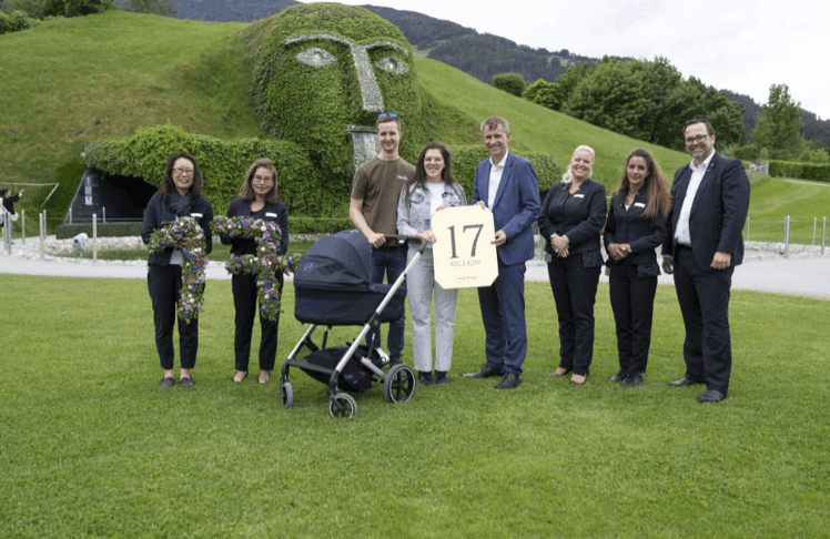 Familie Hupp aus Bayern wurden als 17-millionste Besucher:innen der Swarovski Kristallwelten begrüßt © Swarovski Kristallwelten