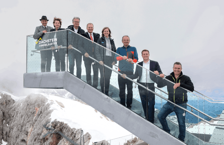 Am 23. Mai wurde die Dachstein Bergstation im feierlichen Rahmen offiziell eröffnet. (V.l.n.r.:) Ernst Fischbacher – Bürgermeister Ramsau am Dachstein, Ursula Lackner – Landesrätin Steiermark für Umwelt und Klimaschutz, Christopher Drexler – Landeshauptmann Steiermark, Thomas Stelzer – Landeshauptmann Oberösterreich, Barbara Eibinger-Miedl – Tourismuslandesrätin Steiermark, Dir. Georg Bliem – GF Planai-Hochwurzen Bahnen, Stefan Kaineder – Landesrat Oberösterreich für Klimaschutz, Egon Höll – Bürgermeister Obertraun © Harald Steiner