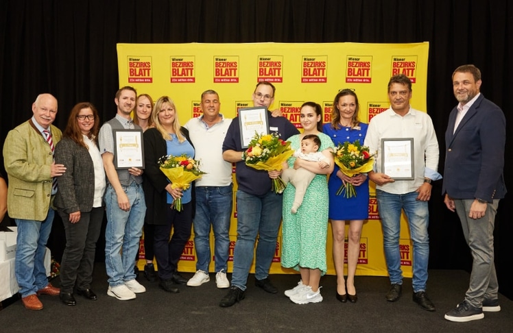 V.l.n.r.: Erwin Scheiflinger, Martina Haslinger-Spitzer, Markus Ale­xandra und Katharina Oberbucher, Azem Gjahaj, Helmut Schinko mit Familie, Familie Piringer und Wolfgang Binder © Stefan Burghart 