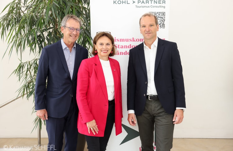 V.l.n.r.: Initiator:innen von Tourismus im Gespräch Werner Taurer, Kohl & Partner, Staatssekretärin Susanne Kraus-Winkler und Gernot
Memmer, Kohl & Partner © Katharina Schiffl