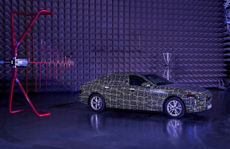 BMW i7-Prototyp in einer EMV Absorberhalle © BMW Group