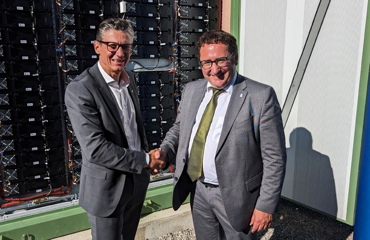 Martin Wagner (links) und Tobias Gotthardt bei der Inbetriebnahme der Verbund-Batteriespeicherkette Bayern-Hessen am Standort Schwabmünchen © LEADERSNET/G. Hitsch