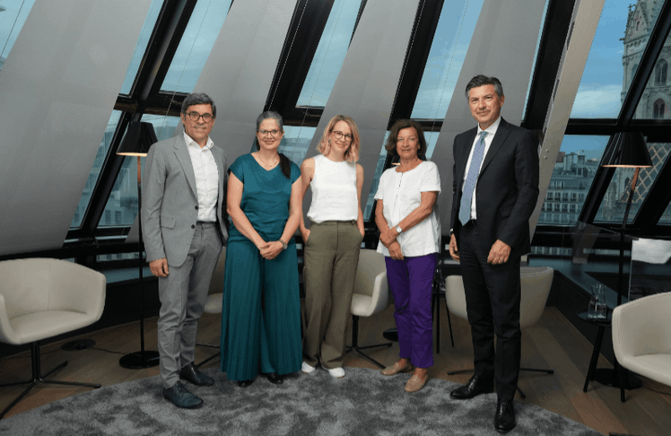 V.l.n.r.: Andreas Jäger (Meteorologe und Fernsehmoderator), Flora Gall (Projekt- und Teamleiterin "Plaudernetz"), Kathrin Karsay (Kommunikationswissenschaftlerin), Karin Gutierrez-Lobos (Fachärztin für Psychiatrie und Neurologie) und Robert Zadrazil (Country Manager Österreich der UniCredit) © Oreste Schaller