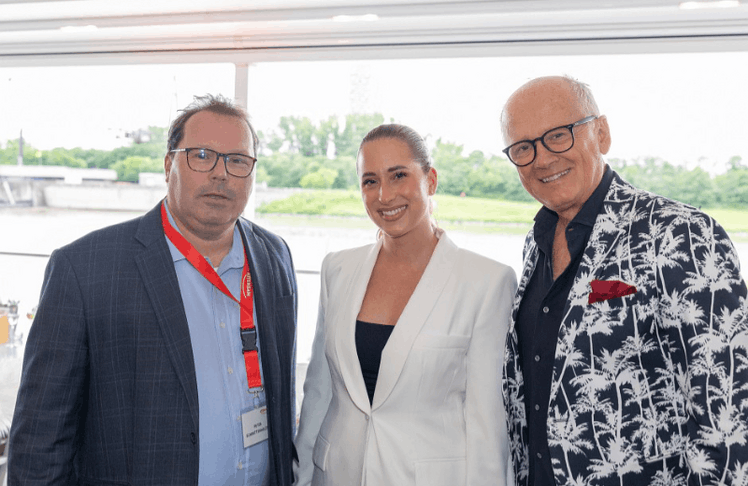 V.l.n.r.: Peter Schrattenholzer (GF Attensam Wien), Weronika Pilus (Vertriebsleitung Attensam Österreich) und Moderator Andy Marek © Attensam / Stefanie J. Steindl