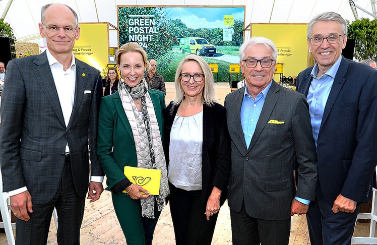 Post-Manager:innen mit der Moderatorin des Abends (v.l.n.r.): Walter Oblin (Generaldirektor-Stellvertreter, Vorstand für Brief & Finanzen), Moderatorin Daniela Philipp, Manuela Bruck (Leitung Konzernkommunikation & Kundenbeziehung), Georg Pölzl (Generaldirektor) und Harald Hagenauer (Leitung Investor Relations, Konzernrevision & Compliance) © LEADERSNET/G. Langegger