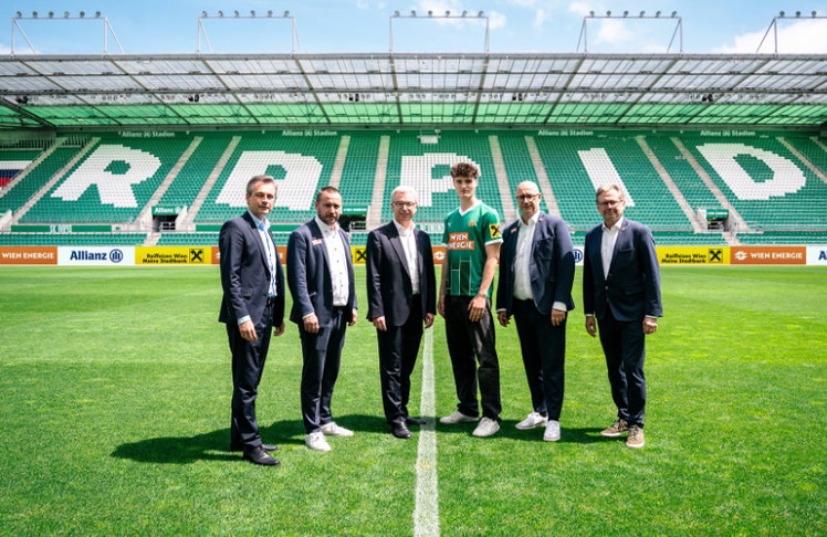 V.l.n.r.: Martin Hauer, Vorstand Raiffeisenlandesbank NÖ-Wien, Steffen Hofmann, Geschäftsführer SK Rapid, Michael Höllerer, Generaldirektor Raiffeisen NÖ-Wien, Nikolas Sattlberger, SK Rapid Fußballer, Marcus Knipping, Geschäftsführer Wirtschaft der SK Rapid GmbH und Alexander Wrabetz, SK Rapid Präsident © SK Rapid