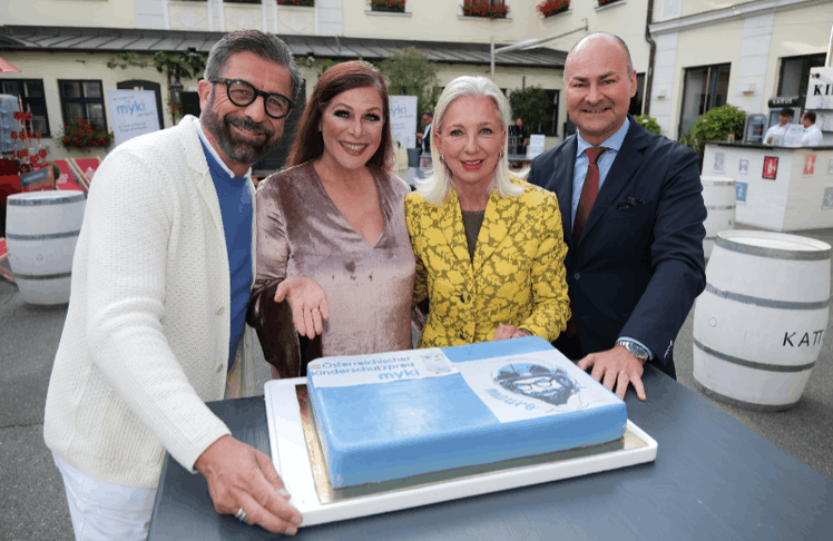 V.l.n.r.: Netzwerker und Geburtstagskind Mauro Maloberti, Opernsängerin Natalia Ushakova, Initiatorin von myki Martina Fasslabend und  Florian Wille, General Manager Anantara Palais Hansen Vienna Hotel © M. Spitzauer 